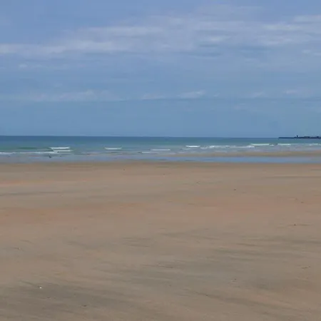 Situee Entre Mer Et Foret